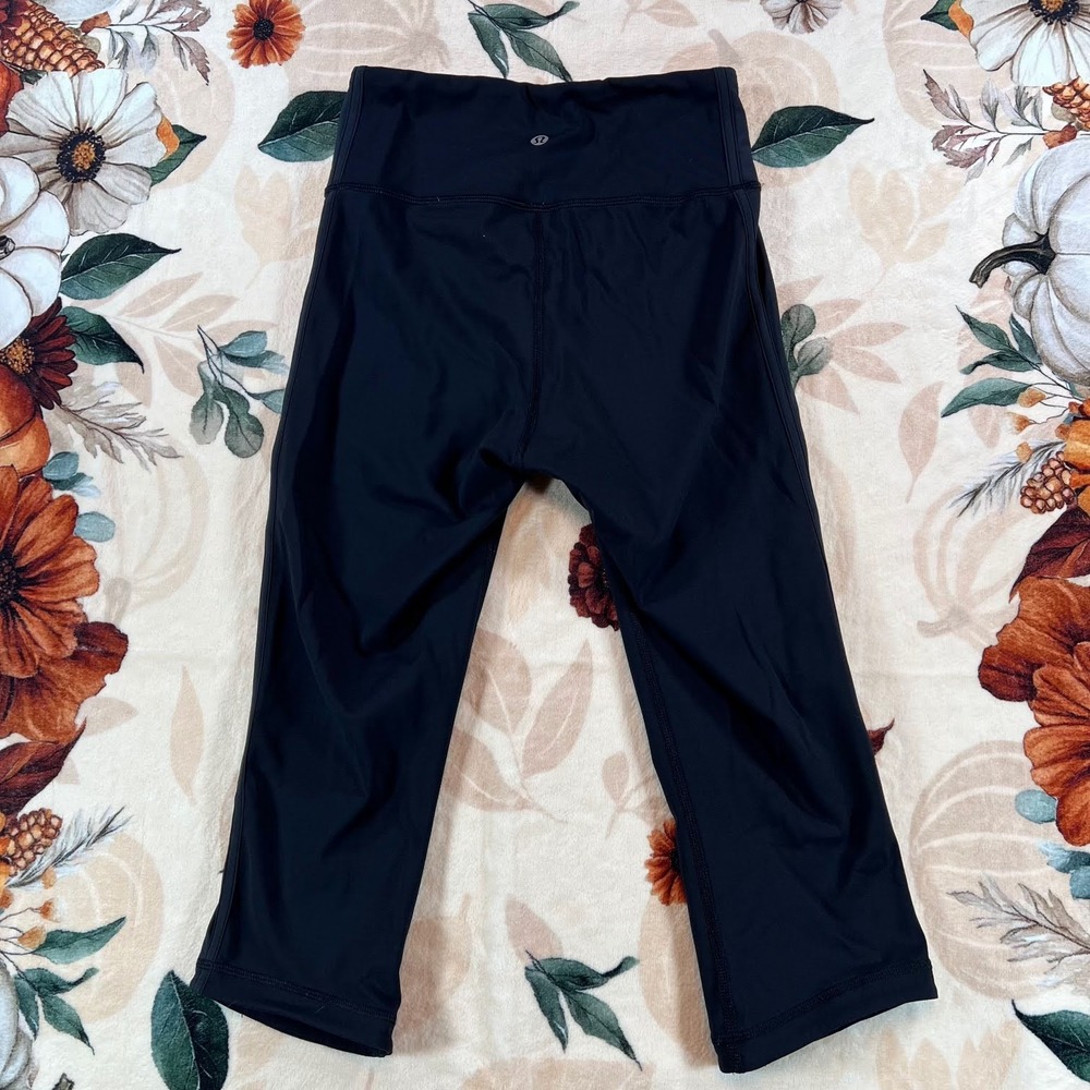 Lululemon Womens Black Cropped Capri Leggings Side Pocket Stretch Fits Size 4